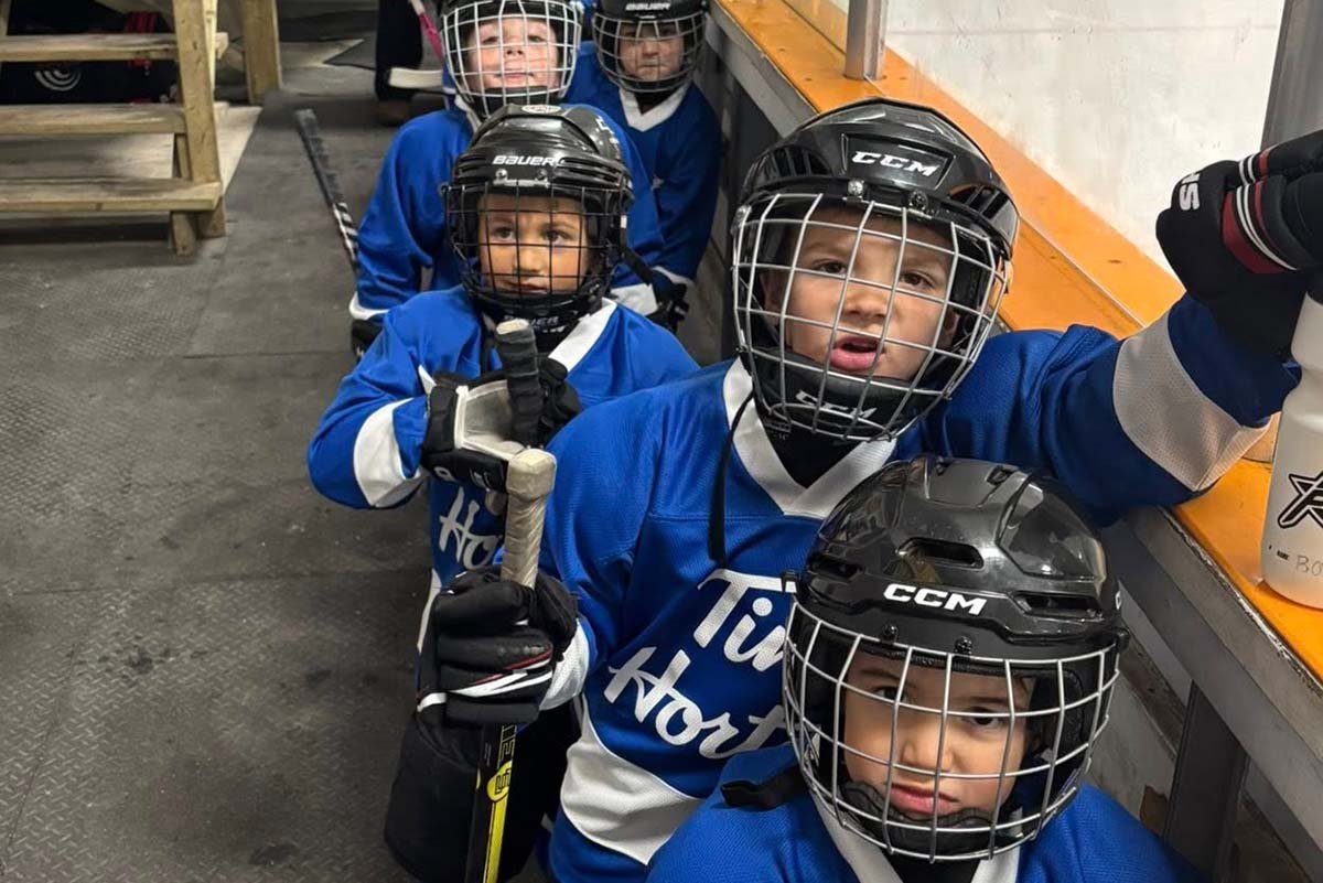 U9 youth hockey players